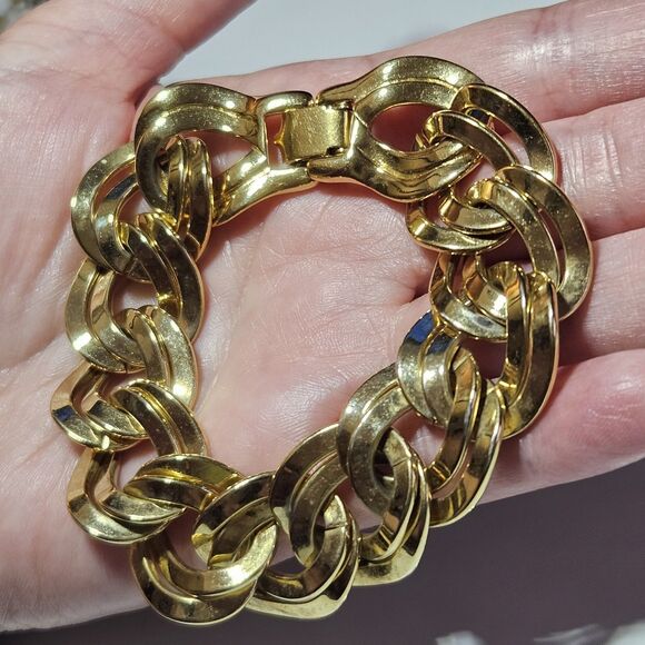 **Sale** VTG Monet Chain Bracelet Gold Tone Curb Link Classy Bold Statement 7.5" - Picture 2 of 16